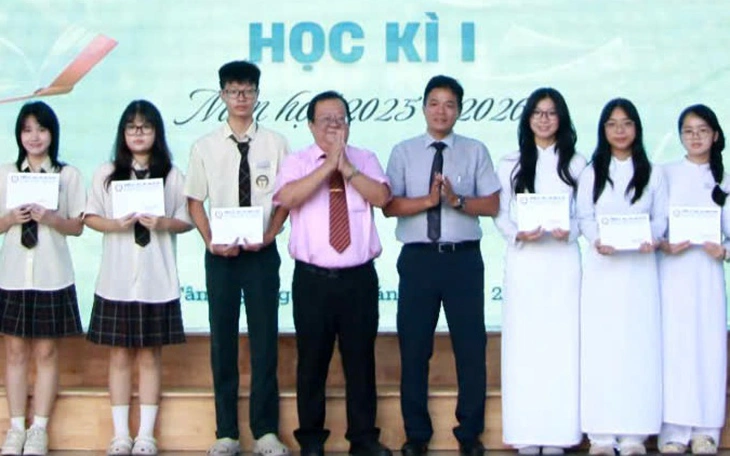 Trường THPT chuyên đầu tiên ở TP.HCM công bố kế hoạch tuyển sinh lớp 10 - Ảnh 2.