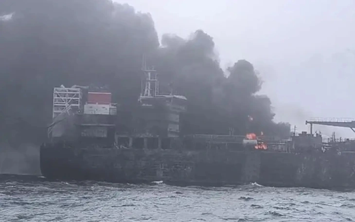 Tàu chở hàng Thái Lan bị tấn công gần eo biển Hormuz - Ảnh 1.