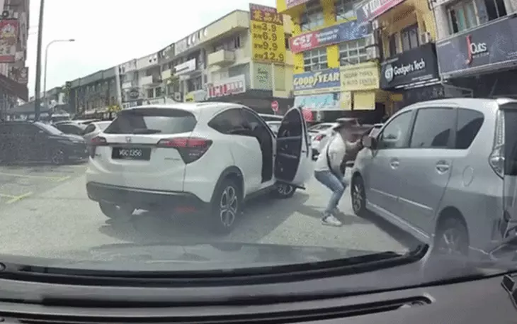 Tài xế đỗ xe ô tô chắn ngang cổng trụ sở cảnh sát giao thông cả buổi chiều - Ảnh 4.