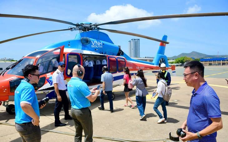 Du khách mê mẩn sắc đỏ hoa gạo khi ghé thăm Hà Nội vào tháng ba - Ảnh 13.