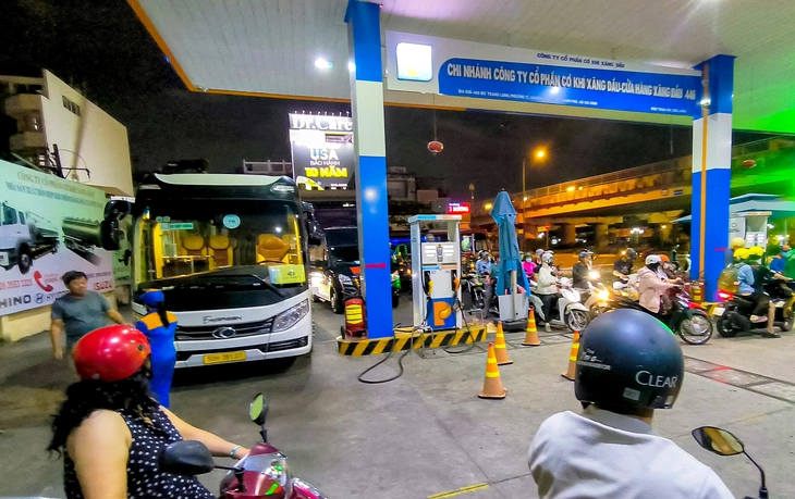 Tiếp tục điều chỉnh giá xăng dầu - Ảnh 2.