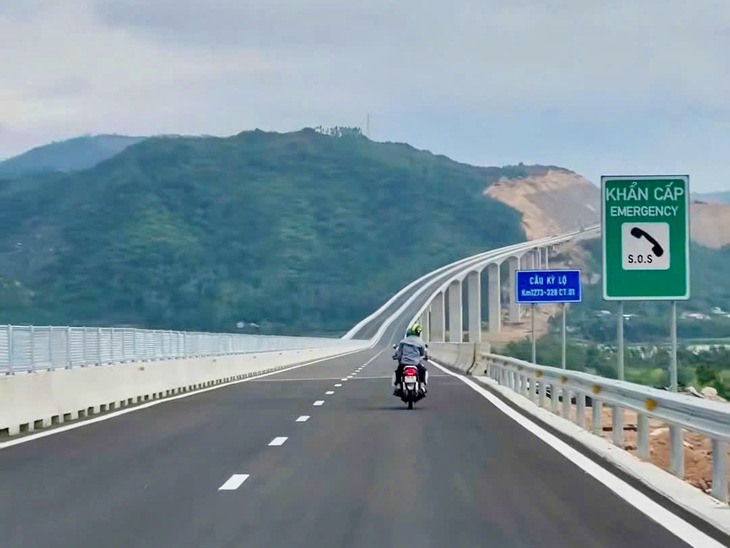Bất chấp nguy hiểm, nhiều người đến cây cầu dài nhất tuyến cao tốc Quy Nhơn - Chí Thạnh để 'sống ảo' - Ảnh 2.