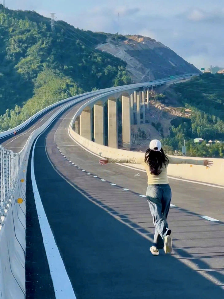 Bất chấp nguy hiểm, nhiều người đến cây cầu dài nhất tuyến cao tốc Quy Nhơn - Chí Thạnh để 'sống ảo' - Ảnh 3.