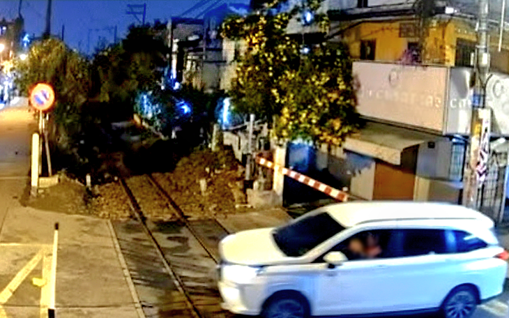 Hơn 23km đường sắt qua TP.HCM, Phòng PC08 cảnh báo nguy cơ tai nạn ở các điểm giao cắt - Ảnh 4.