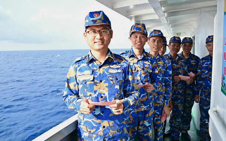 Mang thùng phiếu đến tận nhà để Mẹ Việt Nam anh hùng và cử tri sức khỏe yếu bỏ phiếu - Ảnh 2.