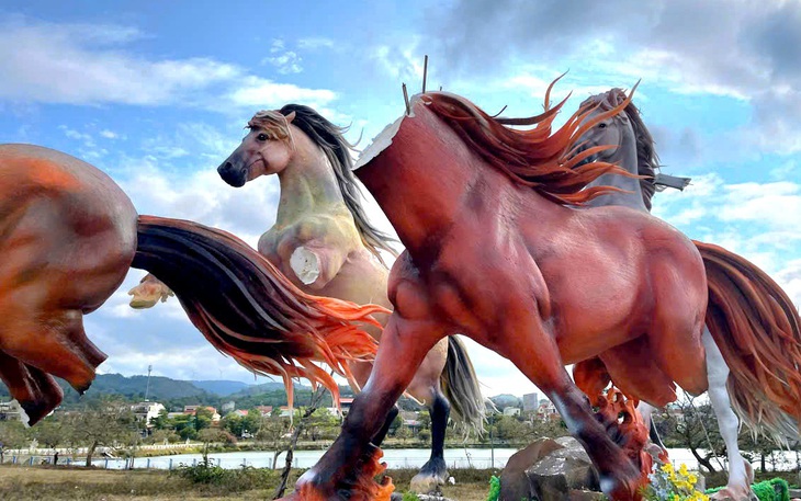 Linh vật ngựa bên bờ sông Hương bị cháy - Ảnh 1.