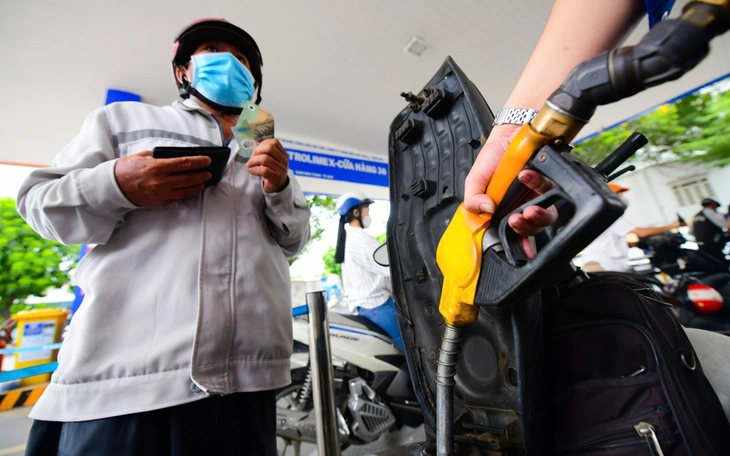 Vì sao giá xăng dầu điều chỉnh ba phiên liên tiếp, dầu bật tăng mạnh trở lại? - Ảnh 2.