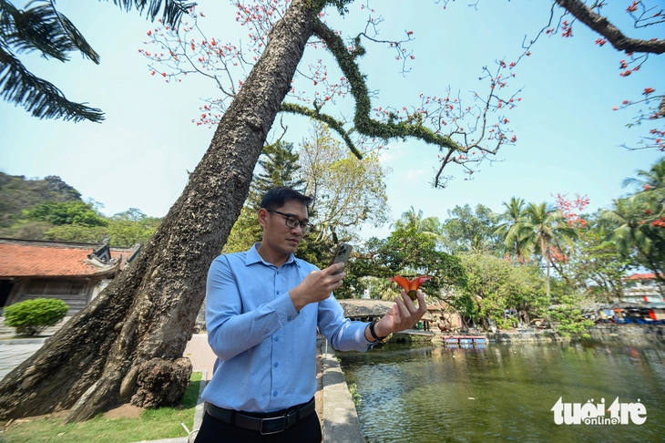Du khách mê mẩn sắc đỏ hoa gạo khi ghé thăm Hà Nội tháng 3 - Ảnh 3.