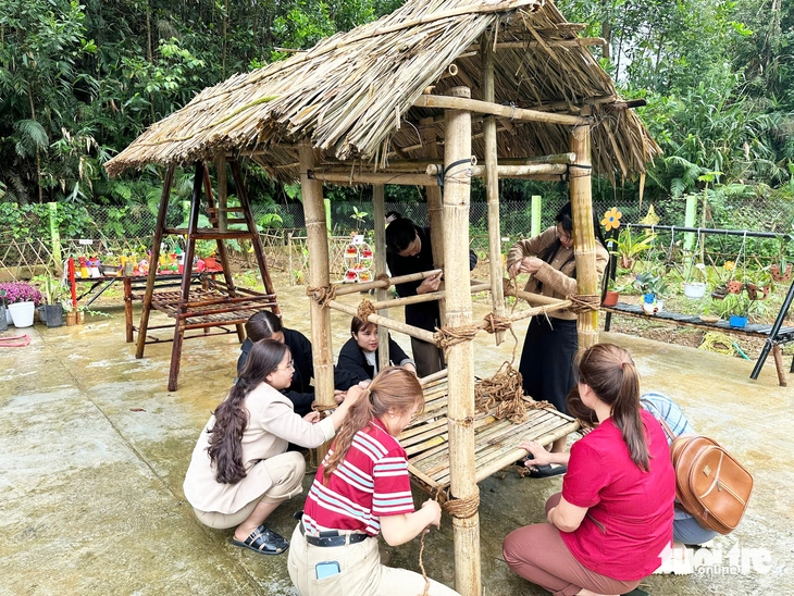 Miền núi Trà Leng, Trà Tân ở Đà Nẵng trang hoàng rực rỡ cho ngày bầu cử - Ảnh 8.