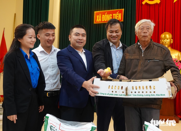 Trao 7.500 con gà giúp người dân bị ảnh hưởng bão lũ tái thiết cuộc sống - Ảnh 2.