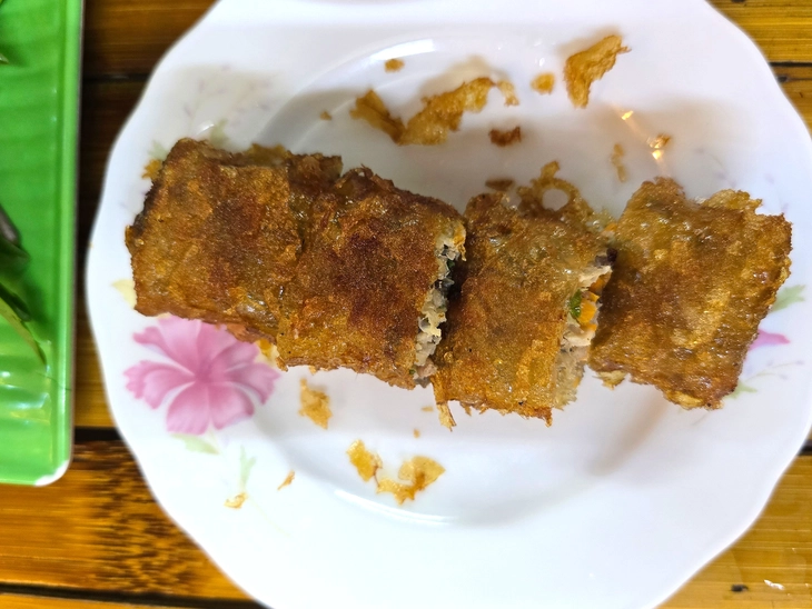 Bún chả quạt, bánh đa đỏ Hải Phòng và bí mật con giấm ở quán Thong Dong - Ảnh 5.