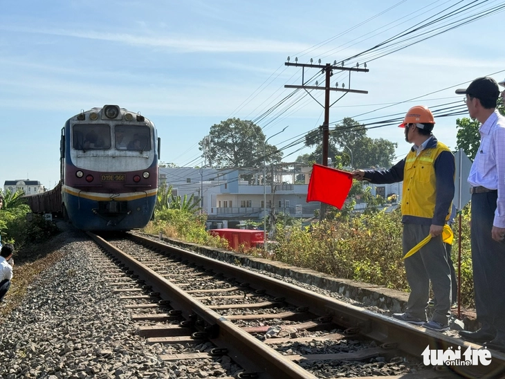 Kết cấu nhịp cầu Ghềnh bị sà lan va chạm không ổn định, hạn chế tàu lưu thông - Ảnh 2.