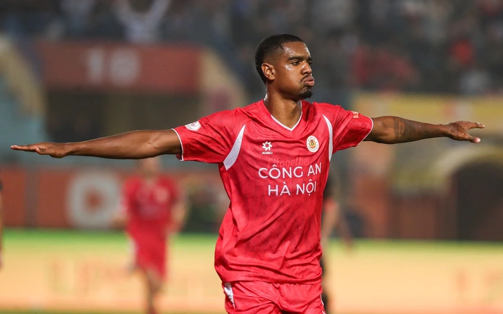 Video: Siêu phẩm của trung vệ Đà Nẵng làm bùng nổ sân Chi Lăng - Ảnh 3.