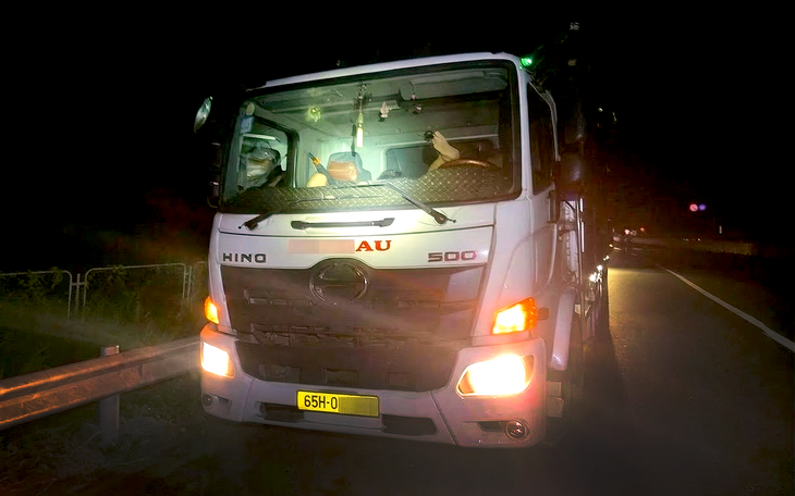 Dừng xe ở làn dừng khẩn cấp cao tốc để ngủ, tài xế bị phạt 13 triệu đồng - Ảnh 2.