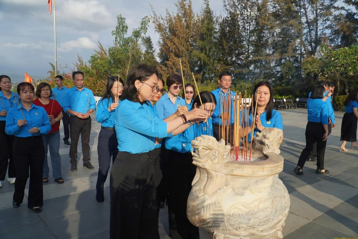 Nhiều đoàn khách về dâng hương Khu tưởng niệm Chiến sĩ Gạc Ma - Ảnh 2.