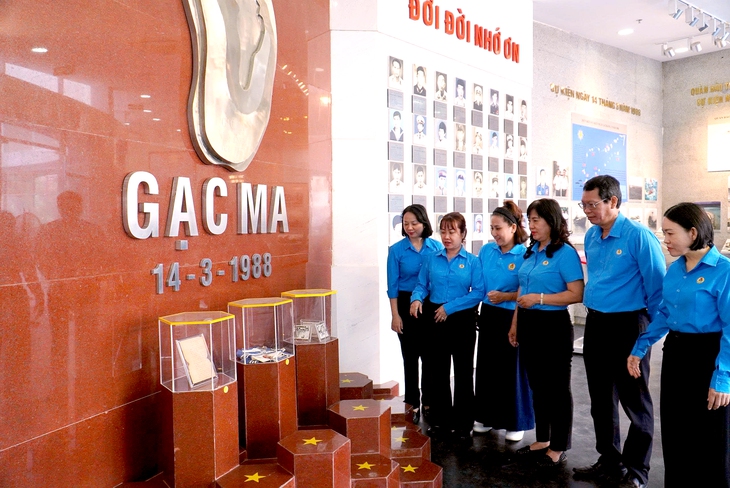 Nhiều đoàn khách về dâng hương Khu tưởng niệm Chiến sĩ Gạc Ma - Ảnh 3.