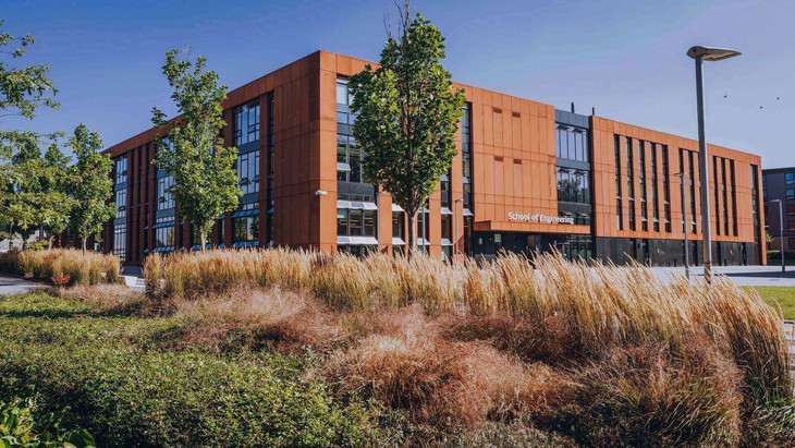 Cử nhân Anh Quốc UKB - Ảnh 1.