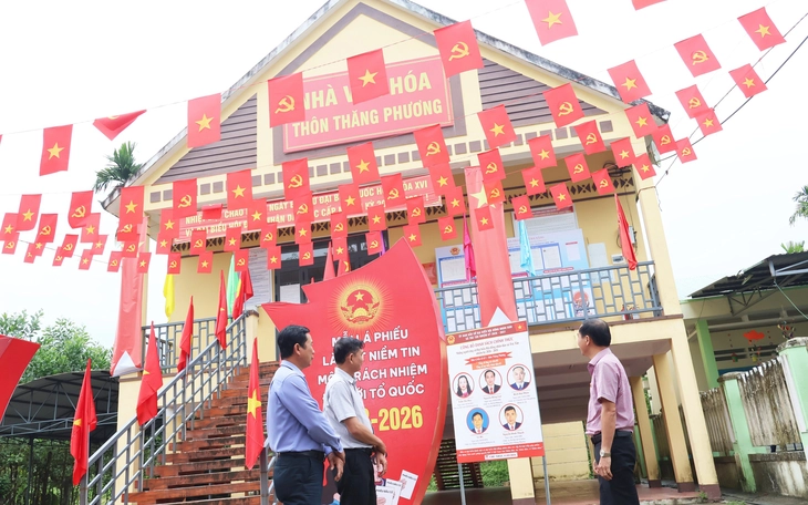 Mang thùng phiếu đến tận nhà để Mẹ Việt Nam anh hùng và cử tri sức khỏe yếu bỏ phiếu - Ảnh 4.