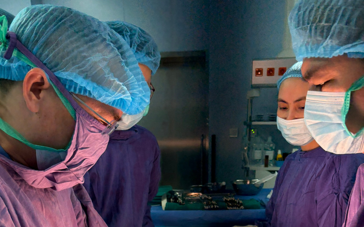 Đau dữ dội vùng bìu, nam sinh suýt mất tinh hoàn - Ảnh 2.