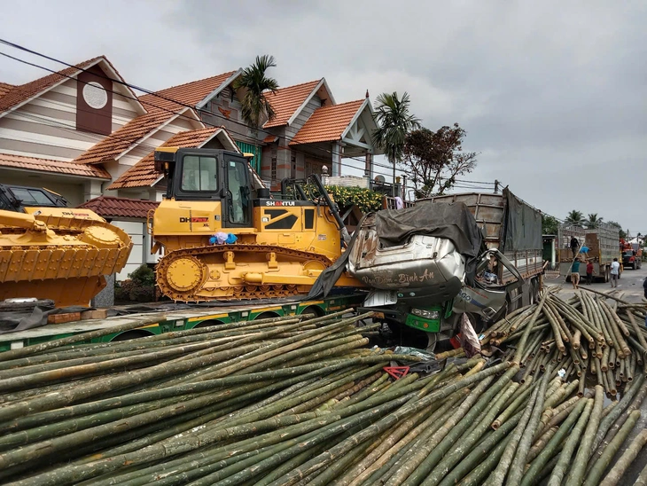Xe tải tông đuôi xe đầu kéo dừng trên quốc lộ 1, một người tử vong - Ảnh 2.