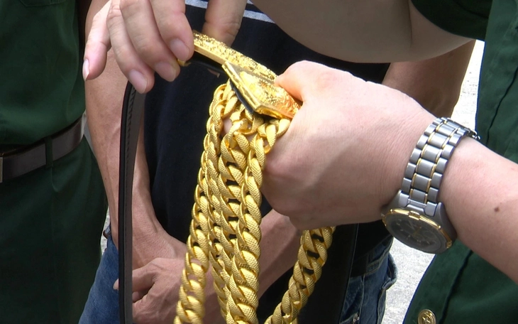 Bàn giao gần 30kg vàng cho đơn vị trúng quyền mua với giá hơn 142 tỉ đồng - Ảnh 1.