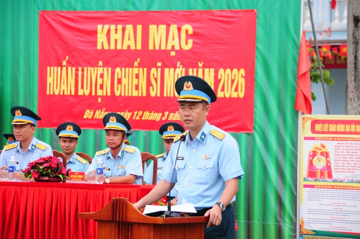 Hơn 1.000 bộ đội Sư đoàn Phòng không 375 ra quân huấn luyện trong mưa, phát động thi đua đột kích - Ảnh 2.