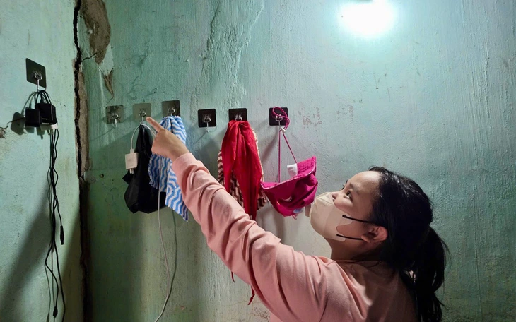 Thu gom dầu nhớt và lắp cống cho ruộng người dân sát cao tốc Chí Thạnh - Vân Phong - Ảnh 8.