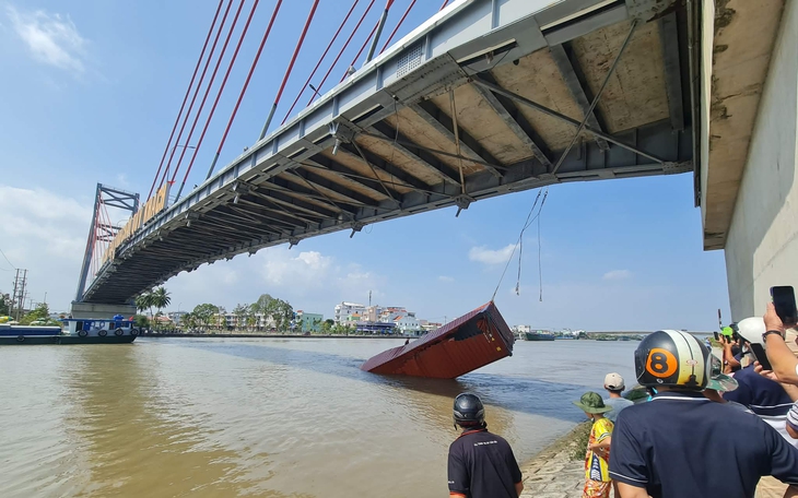 Sà lan làm rơi container, đứt dây điện gần cầu Chợ Gạo: tài công bị phạt 6 triệu đồng - Ảnh 3.