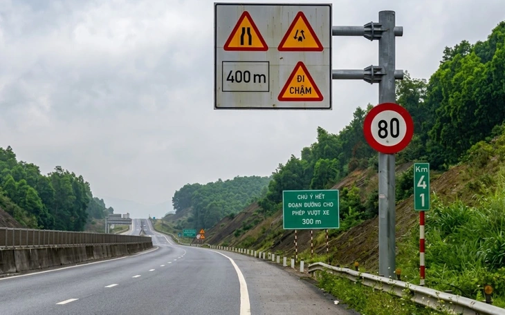 Giăng dây cảnh báo tại hố sụt khiến người đàn ông suýt rơi xuống cống - Ảnh 3.