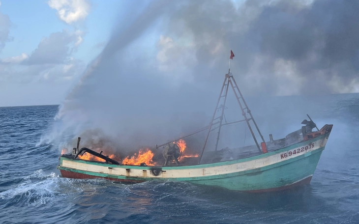 Cháy lớn thiêu rụi 8 tàu cá tại Thái Lan, thiệt hại gần 306.000 USD - Ảnh 3.