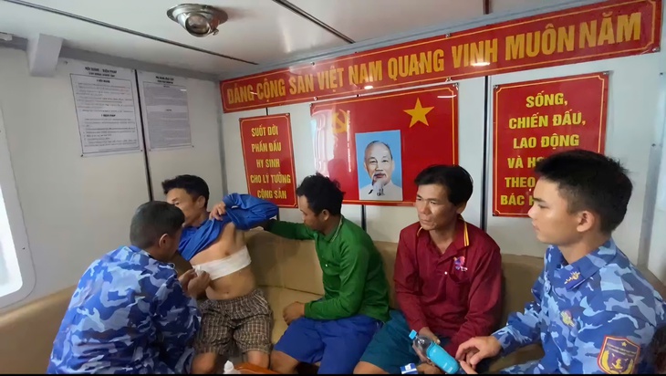 Tàu cá cháy giữa biển, cảnh sát biển kịp cứu 4 ngư dân - Ảnh 2.