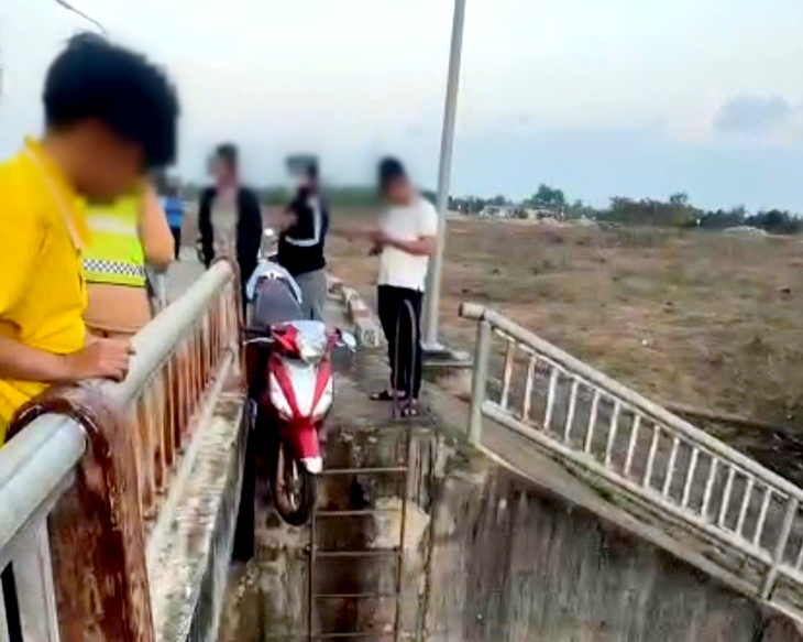 Xác minh vụ người đàn ông chết vì tông xe vào cửa xả hồ thủy lợi - Ảnh 2.