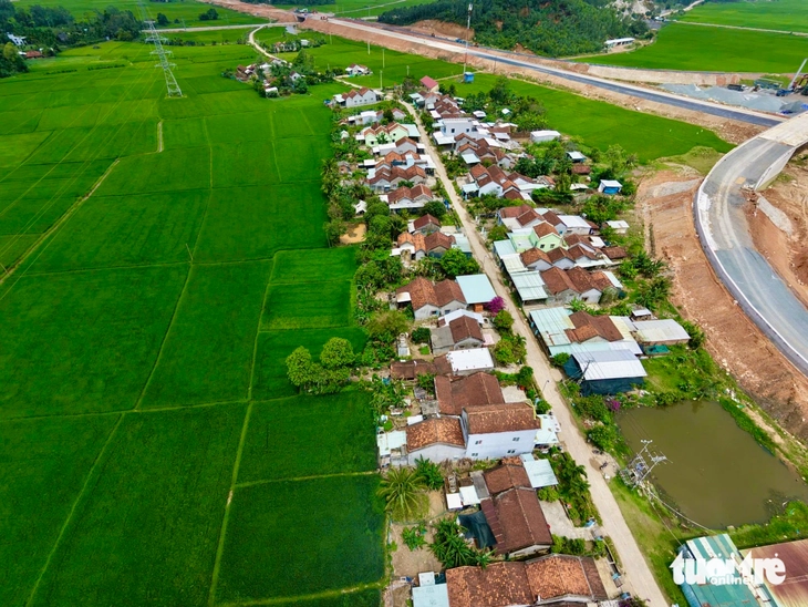 Dân đề nghị sớm bồi thường do thi công cao tốc Chí Thạnh - Vân Phong gây nứt nhà - Ảnh 6.