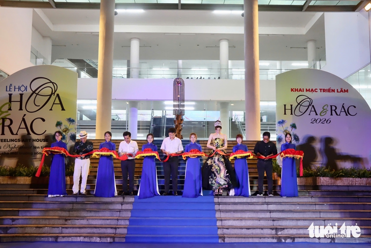 Khi rác 'nở hoa': Triển lãm nghệ thuật từ phế liệu hút sinh viên TP.HCM - Ảnh 2.