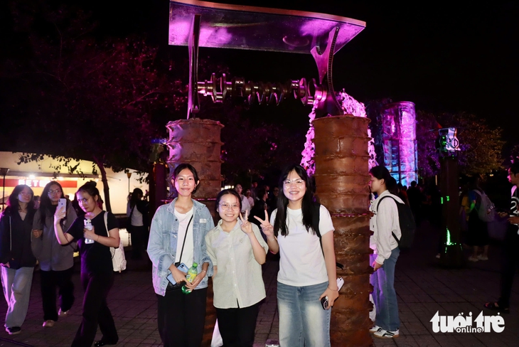 Khi rác 'nở hoa': Triển lãm nghệ thuật từ phế liệu hút sinh viên TP.HCM - Ảnh 7.