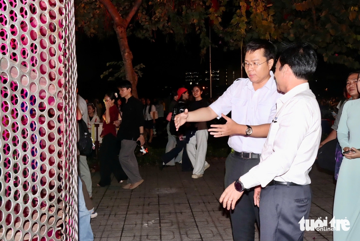 Khi rác 'nở hoa': Triển lãm nghệ thuật từ phế liệu hút sinh viên TP.HCM - Ảnh 3.