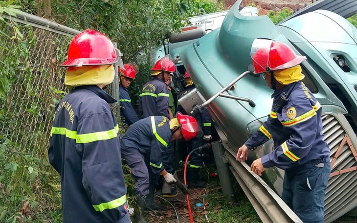 Đứt dây xích sắt khi kéo xe tải, nam tài xế bị mắt xích găm xuyên hốc mắt - Ảnh 3.