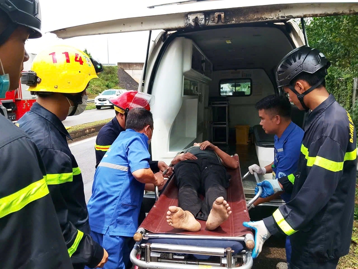 Giải cứu tài xế xe đầu kéo mắc kẹt trong cabin sau tai nạn trên đường dẫn cao tốc - Ảnh 4.