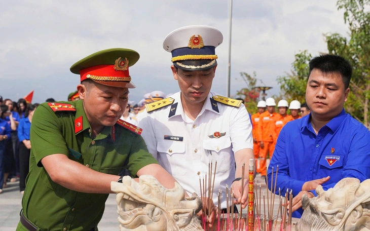 Trước bia tưởng niệm 10 liệt sĩ tại Đà Nẵng, nhớ về 64 chiến sĩ Gạc Ma anh hùng - Ảnh 1.