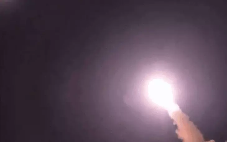 Iran phóng loạt tên lửa mới; Israel không kích trung tâm y tế ở Lebanon, 12 người chết - Ảnh 2.