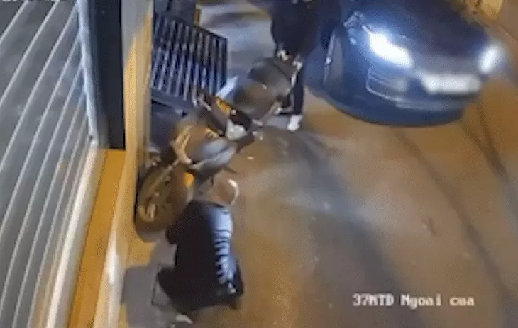 Tài xế Range Rover khai chọc thủng lốp SH vì bức xúc xe chắn lối đi, 'áp lực gia đình, công việc' - Ảnh 2.