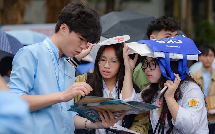 Đại học Quốc gia Hà Nội giảm điểm quy đổi IELTS, tăng mức chênh lệch - Ảnh 4.