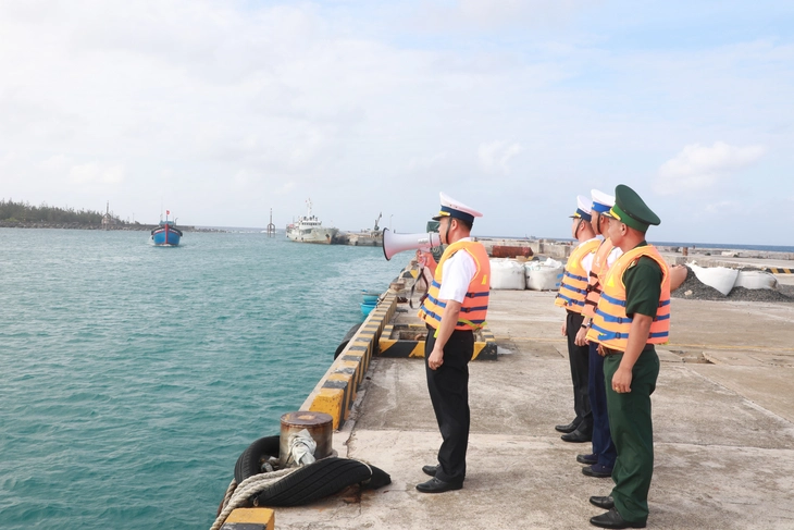 Quân dân Trường Sa dâng hương các Anh hùng liệt sĩ  trước ngày bầu cử - Ảnh 4.