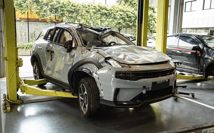 Xe bị lật nhiều vòng vì… tông phải cá sấu, nữ tài xế thoát chết thần kỳ - Ảnh 4.