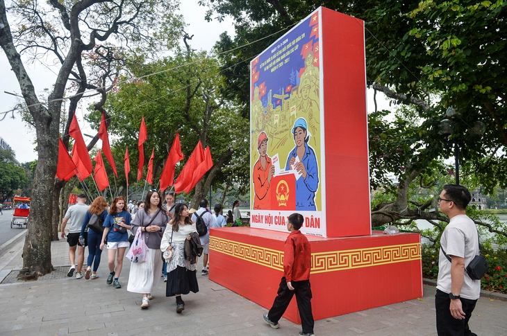 Sáng nay, gần 79 triệu cử tri cả nước đi bầu cử đại biểu Quốc hội và HĐND nhiệm kỳ mới - Ảnh 2.