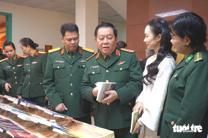 Đại tướng Nguyễn Trọng Nghĩa mong có tác phẩm lớn về 'phố nhà binh' Lý Nam Đế - Ảnh 2.