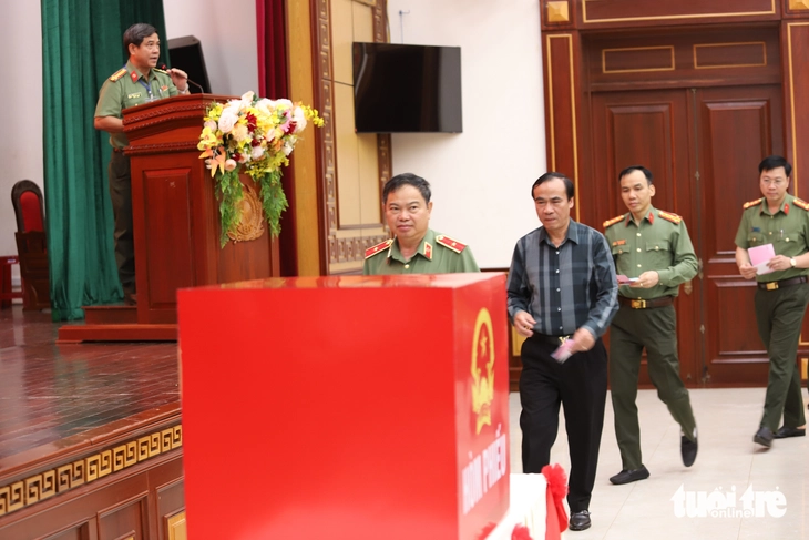 Đắk Lắk đồng loạt tổ chức 11 điểm bầu cử sớm của lực lượng vũ trang - Ảnh 3.