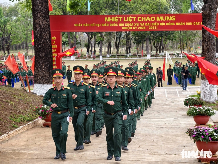 Đắk Lắk đồng loạt tổ chức 11 điểm bầu cử sớm của lực lượng vũ trang - Ảnh 4.