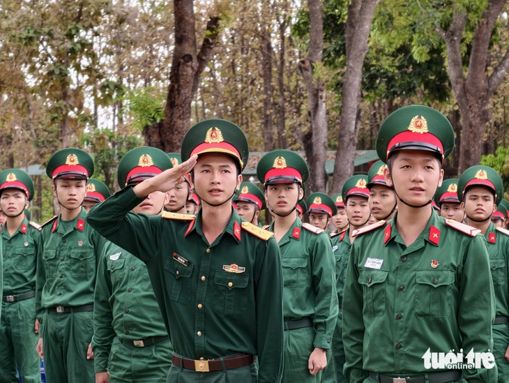 Đắk Lắk đồng loạt tổ chức 11 điểm bầu cử sớm của lực lượng vũ trang - Ảnh 8.