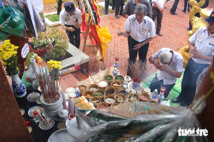 Trước bia tưởng niệm 10 liệt sĩ tại Đà Nẵng, nhớ về 64 chiến sĩ Gạc Ma anh hùng - Ảnh 4.